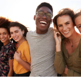 5 pessoas abraçadas e sorrindo para a foto